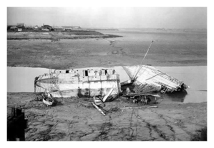 wreck of s.s. Lunan in River Ely