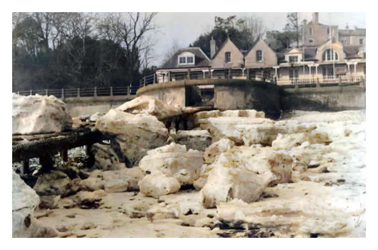 1962-63 - Another cold view from Penarth beach looking up the slipway toward the Yacht Club.