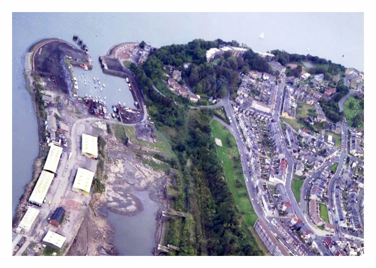 A late 1970's to pre-1984 ariel view of the Penarth Dock and basin showing the Billy Banks. The dock is drained but the basin is utilised by the boating/yachting fraternity. 