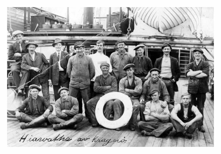 A photographs of the crew of the ship 'Hiawatha'.