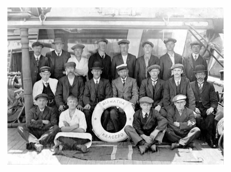 A photographs of the crew of the ship 'Hiawatha'.