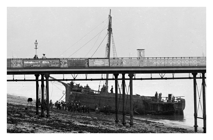 1906 - Ship 'Yarra' beached by Penarth Pier.