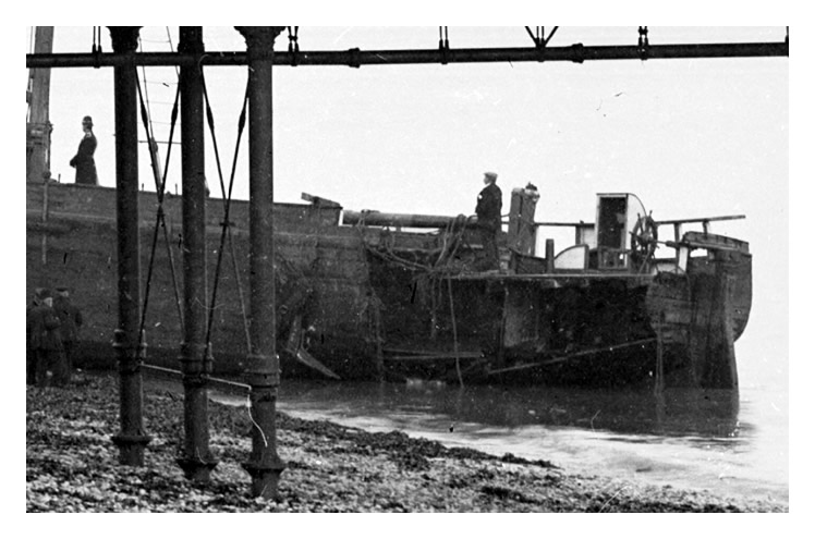1906 - Ship 'Yarra' beached by Penarth Pier.