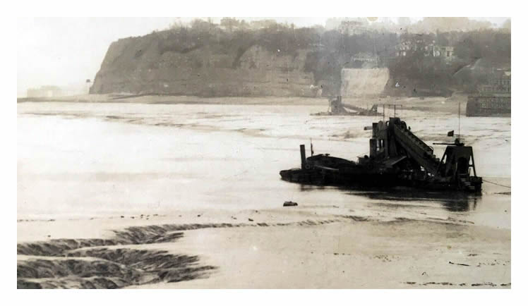 1920's? - Dredging the Mud Cut and the Entrance Channel to Penarth Dock. 