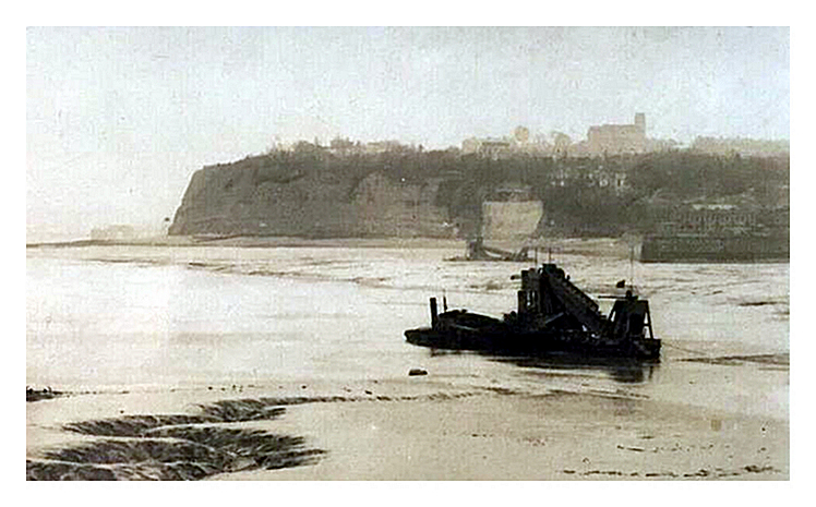 1920's? - Dredging the Mud Cut and the Entrance Channel to Penarth Dock. 