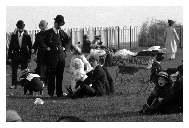 Cliff Walk looking to Lavernock, Penarth c.1905.