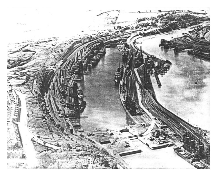 Dock busy in the late 1920's. Note coal waggons and pontoon. 82.467