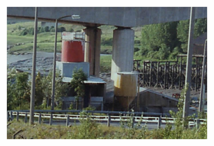 Note the remains of the Victoria Wharf on the far side of the River Ely and in the foreground the silos and sheds of A1 Concrete.