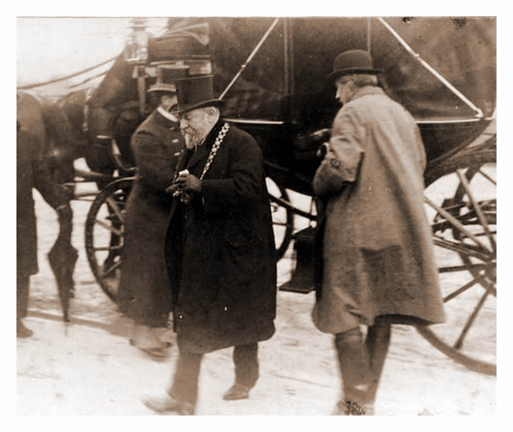 1906 - A photograph of the Lord Mayor, Sir Alfred John Smith, stepping out of a carriage.