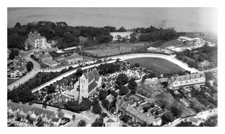 1923 - View of Penarth showing St Augustine's church and Penarth Hotel ; plus the Penarth Head Fort remnants. 